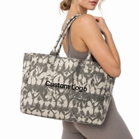 Sac fourre-tout en toile camouflage à ouverture supérieure avec logo personnalisé, soufflet latéral et base pour coffrets cadeaux d'abonnement de studio de yoga