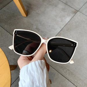 Lunettes de soleil carrées coréennes unisexes, verres PC UV400, monture grise, rivets irréguliers à pois, protection solaire tendance pour usage extérieur - Product Image 1