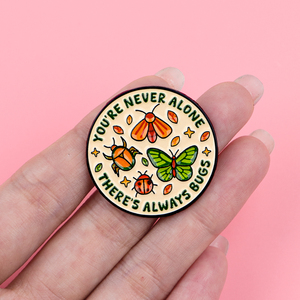 Épinglette en émail 'YOU'RE <span class=keywords><strong>NEVER</strong></span> <span class=keywords><strong>ALONE</strong></span>, THERE'S ALWAYS BUGS', Broche mignonne en forme d'insecte, Badges de revers pour sac à dos, Bijoux de mode, Cadeaux pour amis - Product Image 3
