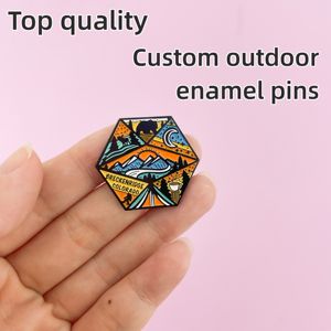 Spilla per animali selvatici con motivo motivo personalizzato con spilla da campeggio con vista in montagna - Product Image 6