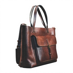 Pochette en cuir véritable pour femme avec fermeture éclair, bandoulière imperméable, logo de marque personnalisé imprimé, style traditionnel et tendance - Product Image 6