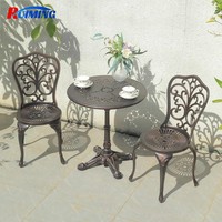 Ensemble de trois pièces pour salle à manger d'extérieur moderne Table de balcon en fonte d'aluminium et chaises en fer forgé pour les hôtels et les bistrots Mobilier de café