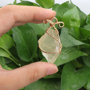 Pendentif en cristal naturel brut de quartz rose et d'améthyste, chaîne de pull en soie - Product Image 4