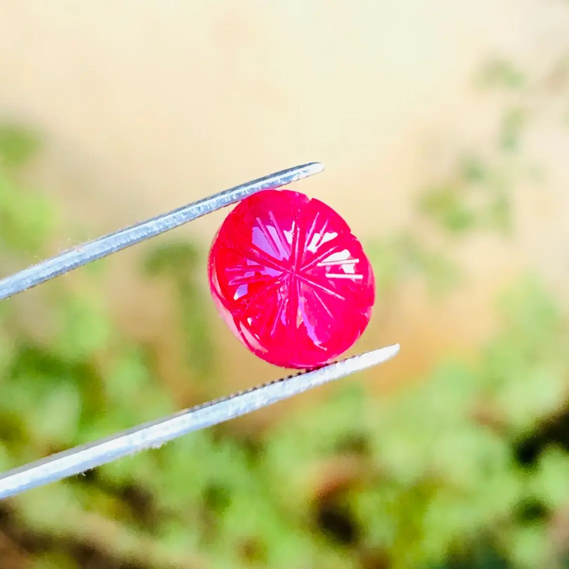 Kualitas baru bentuk Oval diukir Swiss Korundum Ruby dari terkalibrasi ukuran cabochon membuat perhiasan harga grosir tersedia.