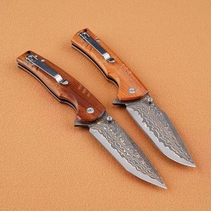 Cuchillo táctico plegable de acero de Damasco con mango de madera para acampar - Product Image 3