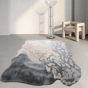 Tapis de soie rayonne exquis-Forme irrégulière avec des motifs organiques abstraits en gris et or, idéal pour les intérieurs avant-gardistes - Product Image 3