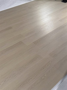 Suelo SPC de núcleo rígido premium en tono caqui roble para uso residencial y comercial - Product Image 1