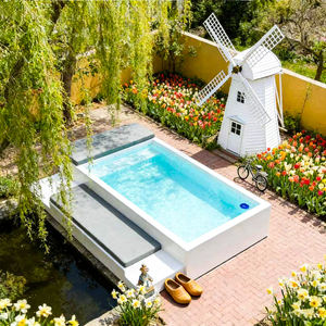 Piscine rectangulaire traditionnelle avec accents de carrelage et couverture de sécurité automatique - Product Image 3