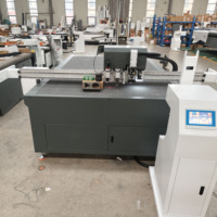 Máquina de Corte de Cajas de Cartón Rígido de Tecnología Avanzada, con Esquinas Redondeadas y Doble Cabezal, Cortadora Plana Saga con Cortador en V
