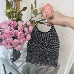 Nouveauté : Sac à main pochette chic pour femme avec strass et volants en cristal, idéal pour les soirées et les fêtes – Collection Usine - Product Image 4