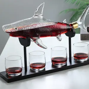 Şarap viski Decanter şişe el üflemeli cam 1000ML temizle köpekbalığı şekilli 4 gözlük ile parti toptan için İskoç Bourbon