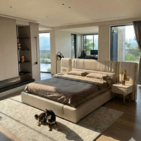 Lit double haut de gamme en cuir capitonné, mobilier de luxe moderne avec grand tête de lit pour chambre principale