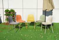 Chaises de salle à manger modernes empilables sans accoudoirs en plastique avec siège rembourré en cuir PU et pieds en métal
