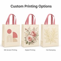 Sac cadeau non tissé en gros, écologique et réutilisable, imprimé floral avec poignées roses pour l'emballage de cadeaux de détail