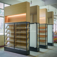 Vin rouge de magasin de vin, dernier modèle de luxe, mécanisme de courses, conception de support à verres suspendus, armoire en bois, installation pour nouvelles magasins de liqueur