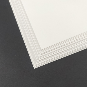 Papier Spécialisé Brillant Imperméable C1S C2S Taille Personnalisable 80gsm 90gsm 135gsm 157gsm pour Cadeaux et Artisanat avec Échantillons Gratuits - Product Image 1