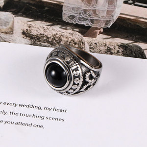 แหวนไทเทเนียมสไตล์ยุโรปอเมริกันย้อนยุค ลายสันสกฤต ประดับด้วยหินอาเกตสีแดงดำ สำหรับผู้ชาย ดีไซน์หรูหราทันสมัย รุ่น SA803 - Product Image 2