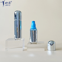 Bouteille sans air à double paroi en forme de capsule de couleur argent à bouchon rond argenté de luxe de 30ml avec pompe