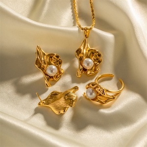 Parures de bijoux en acier inoxydable doré avec perles pour femme, idéales pour les mariages, les anniversaires et le quotidien - Product Image 2