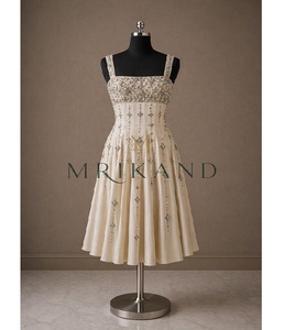 Vestido de seda de diseñador premium hasta la pantorrilla con pedrería de cristal y perlas, moderno, para mujer, ideal para la noche, con un atractivo de moda. - Product Image 1