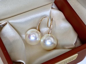 Orecchini a Cerchio di Lusso in Oro Massiccio 18K con Diamante Naturale 0,206ct e Perla Dorata dei Mari del Sud 13,5-14mm per Matrimoni - Product Image 4