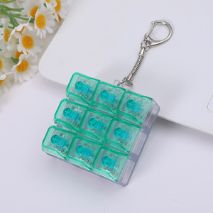 Llavero Colgante con Botón de Eje Transparente 3x3, Juguete Luminoso de Plástico para Niños de 8 a 13 Años, Regalo Unisex Sin Batería - Product Image 2