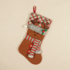 Sac de Noël en peluche adorable motif renne à carreaux classique 3D de 18 pouces pour cheminée, idéal comme sac cadeau de Noël - Product Image 5