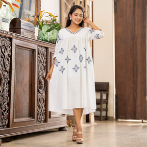 Robe midi en lin brodée à col en V blanche élégante et durable de haute qualité pour femmes - Product Image 5