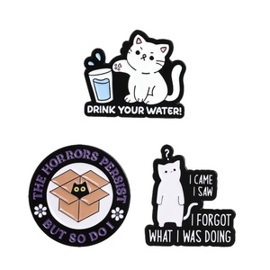 Los Horrores Siguen, Pero Yo También: Broche de Esmalte de Gato 'Vino, Vi, Olvidé Qué Estaba Haciendo', Joyería para Solapa - Product Image 1