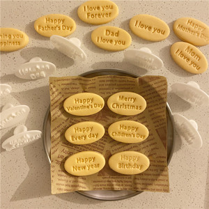 Ensemble de moules à biscuits personnalisés pour les fêtes, avec des noms de famille et des salutations saisonnières - Product Image 6