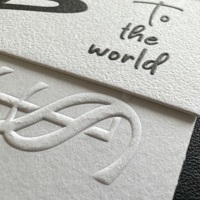 Étiquette en papier gaufré blanc écologique, étiquette de vêtement à bascule, logo personnalisé, impression sérigraphique, forme et taille personnalisables pour les vêtements