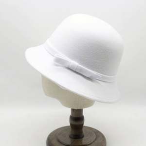 Chapeau Bob Blanc Élégant avec Nœud en Ruban pour Femme, Idéal Mariage, Église, Vente en Gros pour Fêtes Décontractées et Scènes Extérieures - Product Image 1