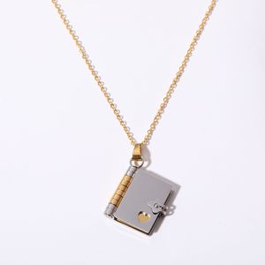 <span class=keywords><strong>Collana</strong></span> con libro con lettere iniziali personalizzate <span class=keywords><strong>di</strong></span> moda donna uomo 18K gioielli in acciaio inossidabile con medaglione inciso in oro 18K - Product Image 6