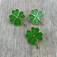 Broche en métal émaillé en forme de trèfle à quatre feuilles porte-bonheur, épingles à revers pour cadeaux de remise de diplôme pour étudiants, badges japonais et coréens