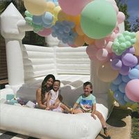 Château de maison de rebond blanc avec maison de rebond gonflable de ventilateur pour la photographie d'affaires de douche de bébé d'anniversaire