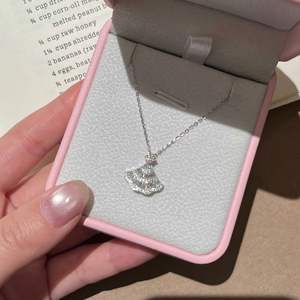 Collar con Colgante de Rubí Ovalado en Forma de Huevo de Paloma, Plata de Ley S925, con Diseño de Lujo en Platino, Estilo Niche Light Touch - Product Image 5