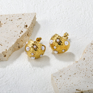 ต่างหูแฟชั่นทรงตัว C ชุบทอง 18k ทำจากโลหะผสมสังกะสี ประดับมุก ดีไซน์เรขาคณิต เหมาะสำหรับงานปาร์ตี้ - Product Image 2