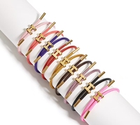 Bracelet élastique en acier titane plaqué or avec boucle en forme de H réglable pour femmes
