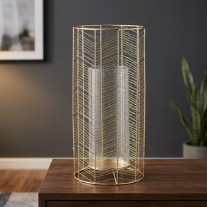 Lanterne élégante en fil d'or avec insert en verre Design moderne pour un éclairage ambiant et des accents de décoration d'intérieur élégants - Product Image 1