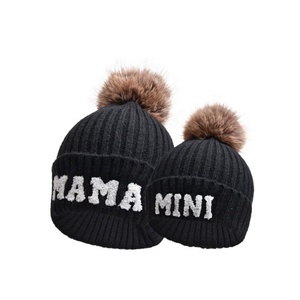 Mode Winter Effen Kleur Verdikte Mama <span class=keywords><strong>Mini</strong></span> Letter Patches Gebreide Muts Voor Mama En Me Pompom Wollen Muts Set - Product Image 1