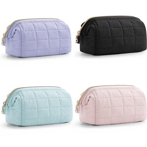 Bolsa de cosméticos acolchada con relleno de plumón, en forma de nube, de gran capacidad, éxito de ventas transfronterizo, organizador de viaje portátil, impermeable. - Product Image 1