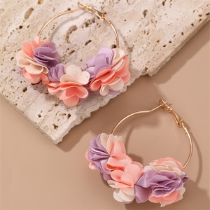Elodie Damen Trendige Ohrringe im japanisch-koreanischen Stil, Blumenform, Zinklegierung, vergoldet, neue übertriebene Kreis-Ohrclips - Product Image 2