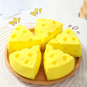 Jouet à presser en forme de fromage en PP souple, écologique, fait main, à montée lente, anti-stress sensoriel pour enfants et adultes, vente en gros - Product Image 1