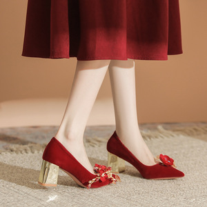 Zapatos de Novia Elegantes con Tacón Grueso y Punta en Pico, Decorados con Flores Rojas, para Ceremonia de Boda - Product Image 2
