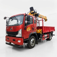 Camion-grue de chantier dédié au levage de matériaux de construction, à l'installation de structures en acier et au transport sur site