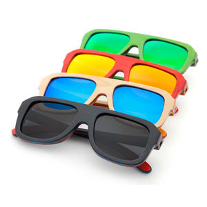 Lunettes de soleil Girly & Boyish en bois écologique pour enfants: montures multicolores et verres polarisés pour les voyages en famille - Product Image 2