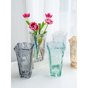 Jarrón de cristal colorido estampado en frío cuadrado con boca ondulada decoración del hogar gruesa para restaurante jarrón de cristal y cristal - Product Image 1