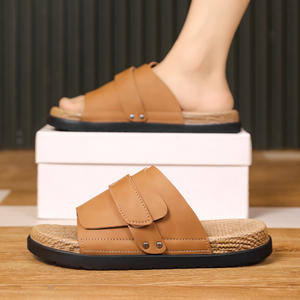Sandalias de exterior para hombre, antideslizantes para baño, con suela gruesa y acolchada, pantuflas suaves para el hogar. - Product Image 1