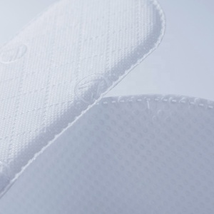 Pantoufles d'hôtel jetables en tissu non tissé de spa blanc personnalisé 100% dégradables et antidérapantes - Product Image 3