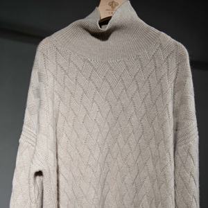 Pull en cachemire à col roulé texturé de qualité supérieure pour femme Design minimaliste à coupe ajustée pour l'hiver Merveille toutes saisons avec logo sur le devant - Product Image 4